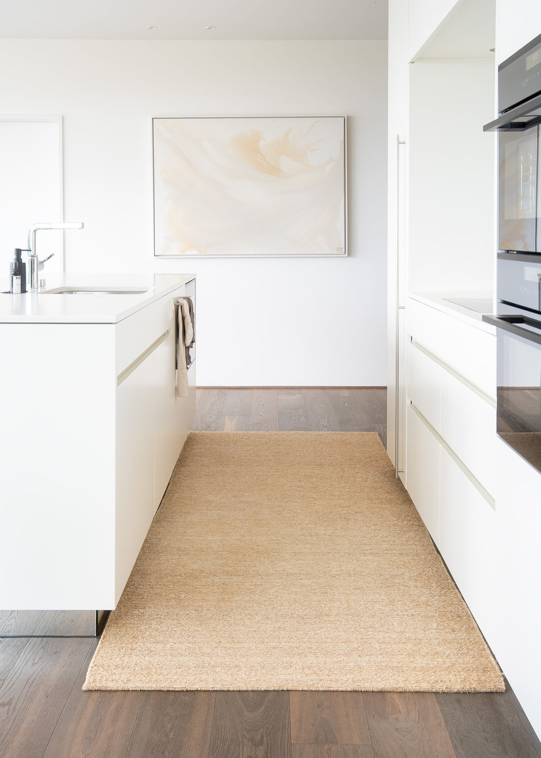 Kitchen runner in hemp or jute. Woven in the soumak technique in the natural color of the hemp