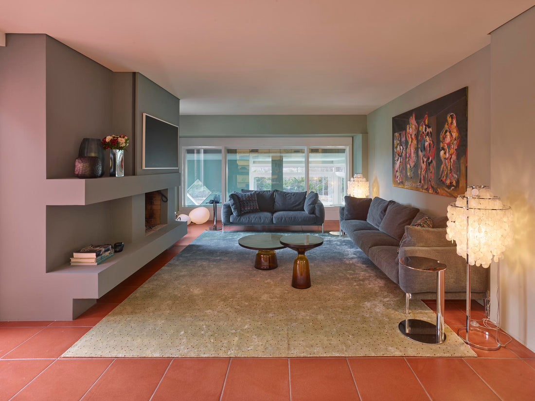 Coquelicot Teppich mit Bell Tables von Sebastian Herkner für Classicon auf einem Terracotta Fliesenboden