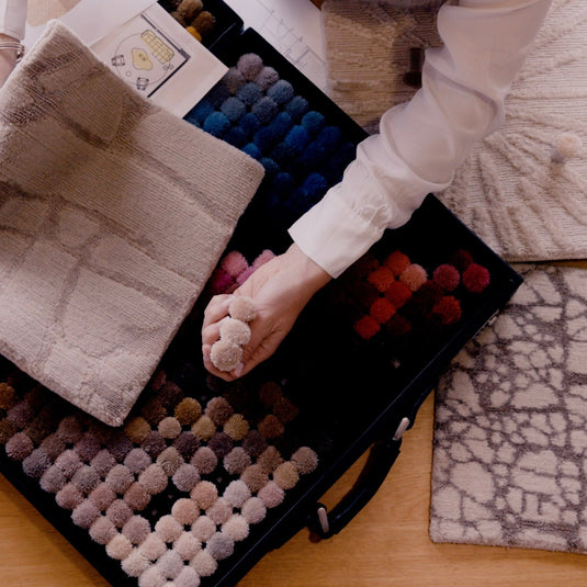 Designberatung Teppiche mit Farbpoms und Plänen