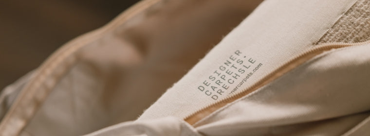 Designercarpets Logo, von Hand auf einen Teppich genäht in Nepal