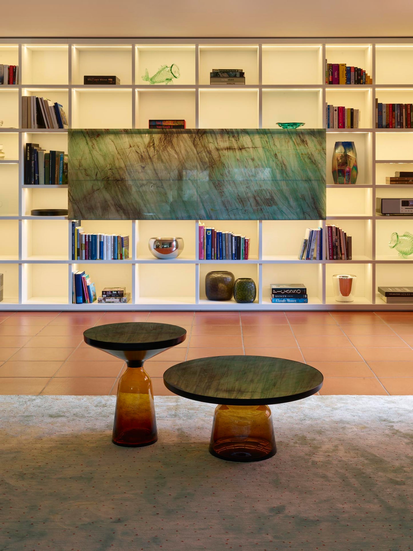Coquelicot Teppich mit Bell Tables von Sebastian Herkner für Classicon vor einem Bücherregal