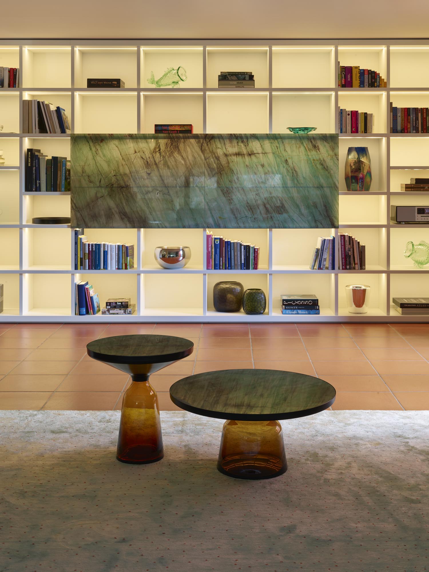 Coquelicot Teppich mit Bell Tables von Sebastian Herkner für Classicon vor einem Bücherregal
