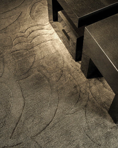 Seidenteppich mit Relief, in exklusivem silberton mit design nach mass.
