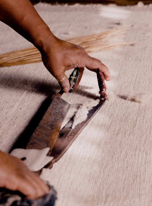 Der Teppich wird von Hand geschoren nach traditioneller art